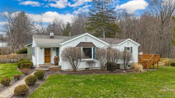 43 Lake RD, Hopewell Junction, NY 12533
