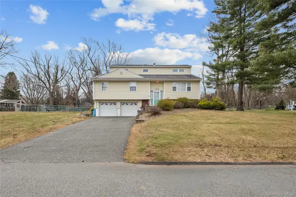 11 Castle DR, Chestnut Ridge, NY 10977