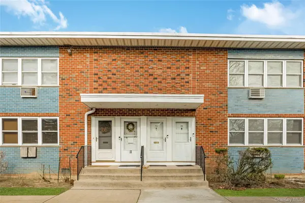 13 Farber DR #13, West Babylon, NY 11704