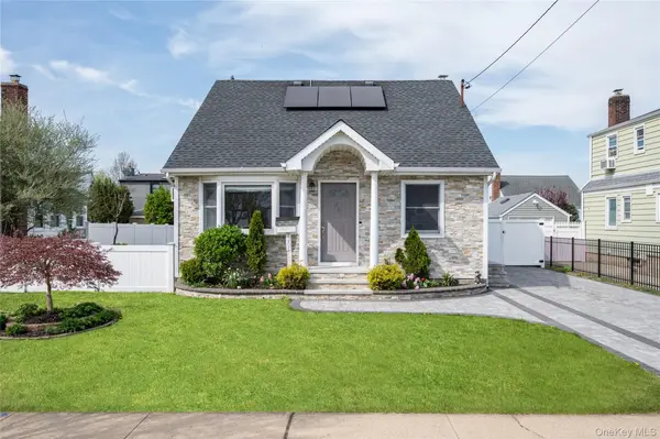 227 Columbus Pkwy, Mineola, NY 11501