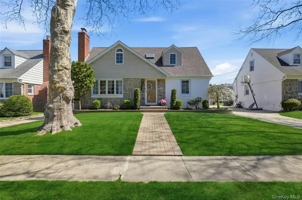 43 Beechwood LN, New Hyde Park, NY 11040