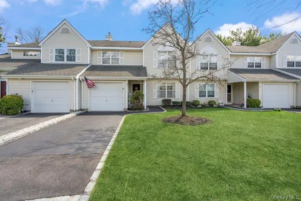 62 Mystic CIR, Bay Shore, NY 11706