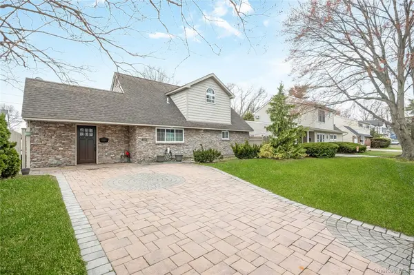 138 Rim LN, Hicksville, NY 11801