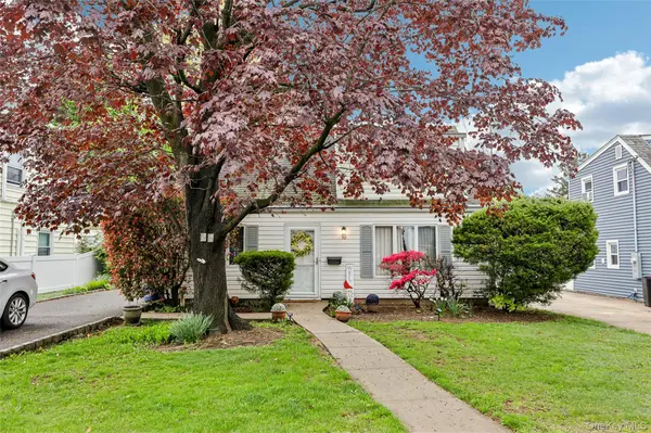58 Oxford ST,  Roslyn Heights,  NY 11577