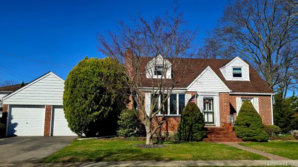 39 Lipton LN, Williston Park, NY 11596