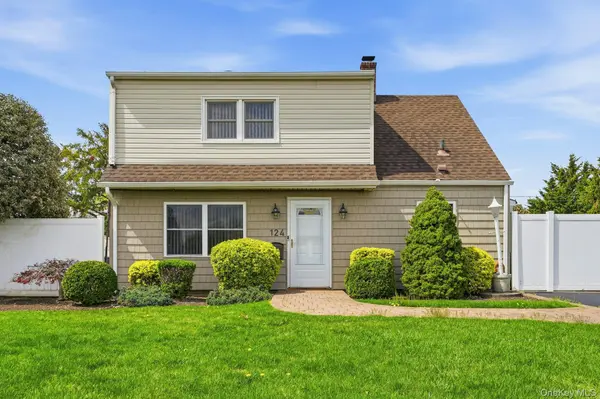 124 Saddle LN, Levittown, NY 11756