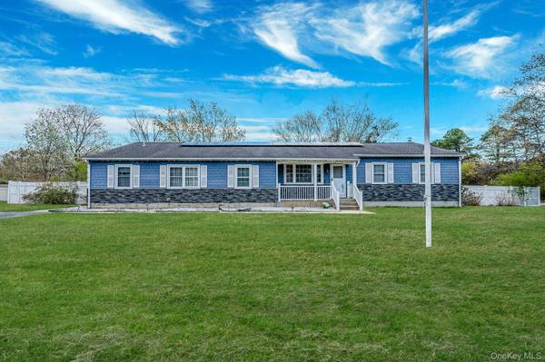 1 Whitman DR, Medford, NY 11763