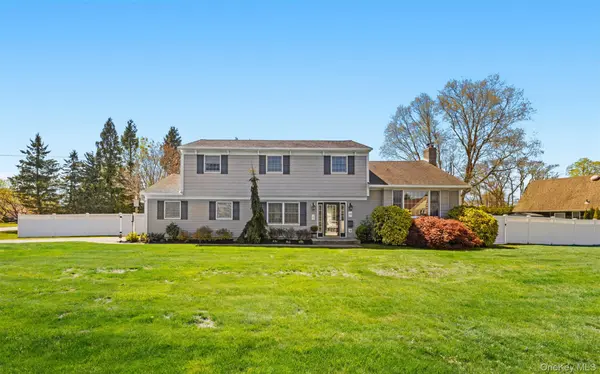 10 Carolee CT, West Islip, NY 11795