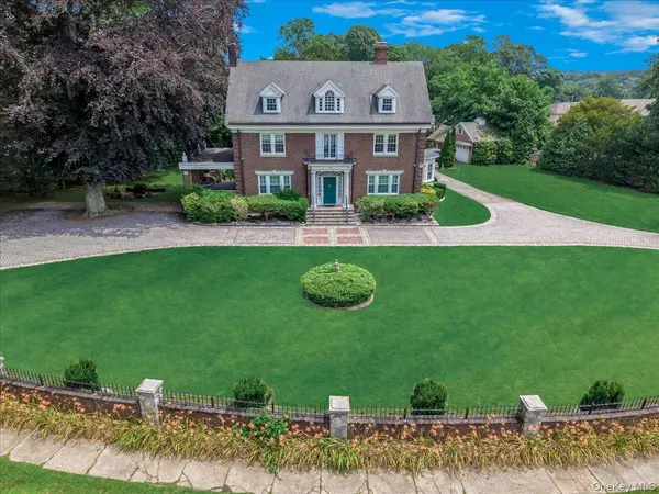 44 Arbor PL, Glen Cove, NY 11542