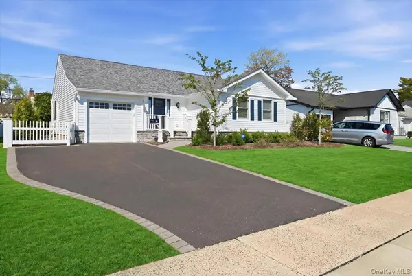 26 Clearland AVE, Carle Place, NY 11514