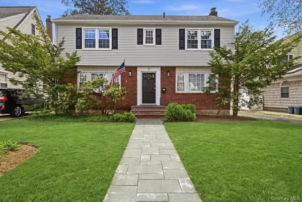 8 Bayberry AVE, Garden City, NY 11530