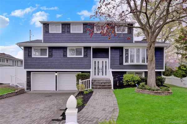 9 Sea Wall LN, Bayville, NY 11709