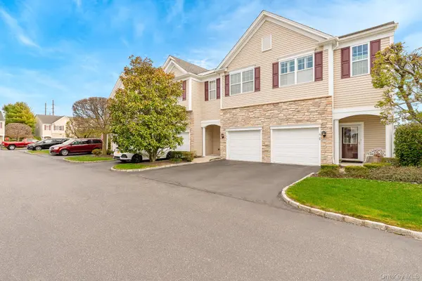 21 Virginia Pine LN #21, Bay Shore, NY 11706