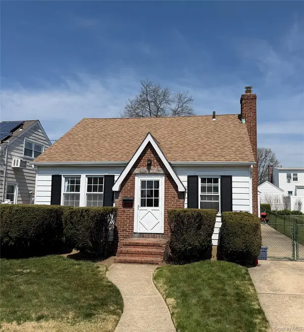 1112 Esther ST, Franklin Square, NY 11010