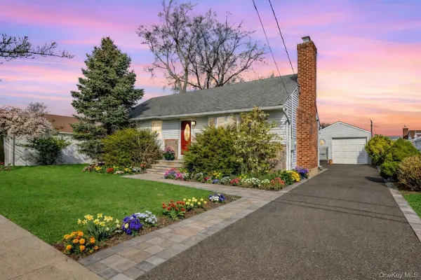 228 8th ST, Bethpage, NY 11714