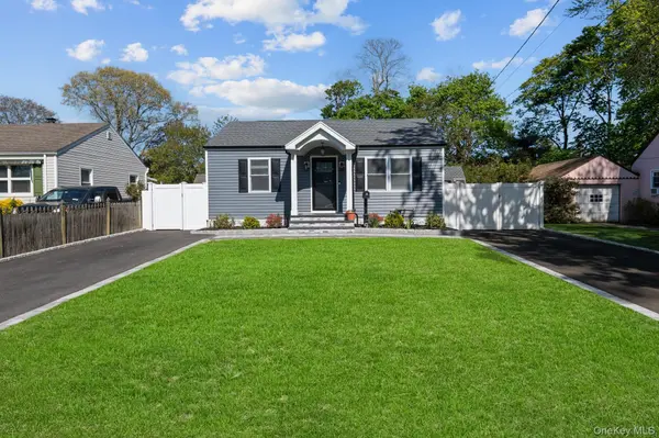 9 Brook PL, East Islip, NY 11730