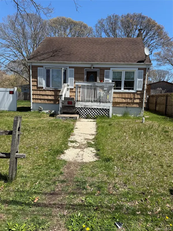 11 George DR, Mastic, NY 11950