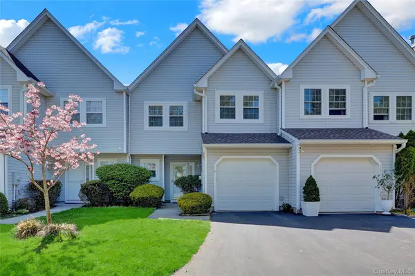 113 Erin LN, East Setauket, NY 11733