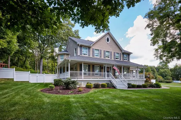 90 Woodcrest DR, Hopewell Junction, NY 12533