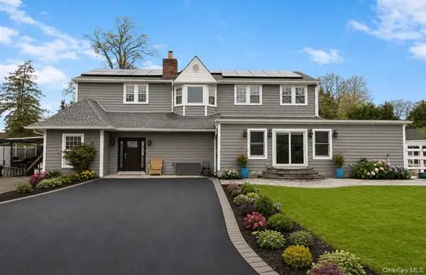 14 Michalis CT, West Islip, NY 11795