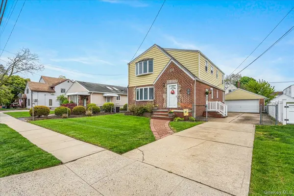 38 7th ST, Garden City Park, NY 11040
