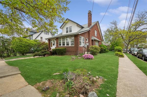 12 Harvard AVE,  Hewlett,  NY 11557