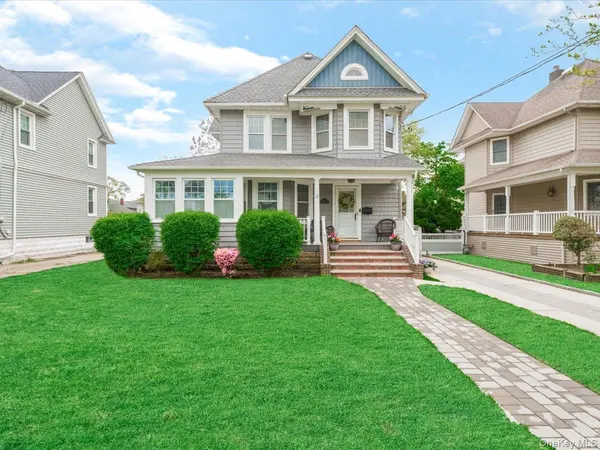 28 Union PL, Lynbrook, NY 11563