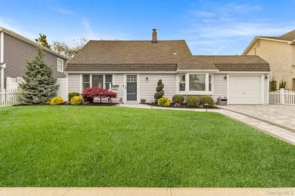 27 Slate LN, Levittown, NY 11756
