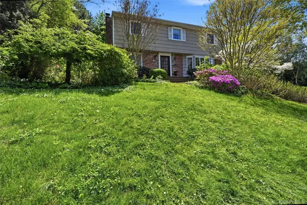 21 Northwood CIR, Halesite, NY 11743