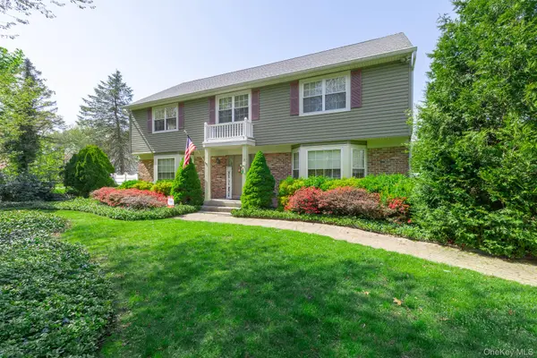 7 Lake LN, Lake Grove, NY 11755