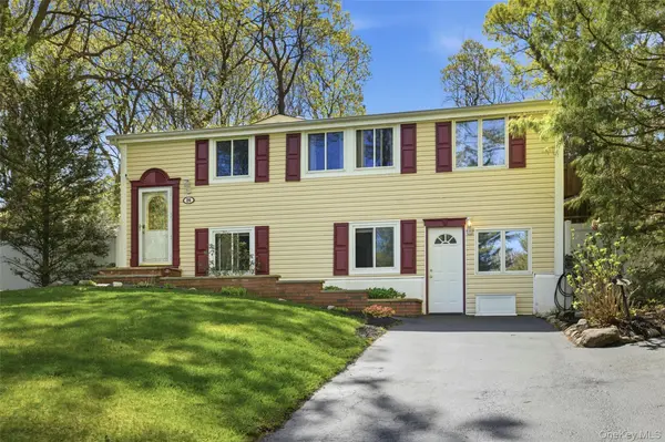 26 Woodchuck LN, East Setauket, NY 11733