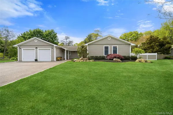 12 Buccaneer LN, East Setauket, NY 11733