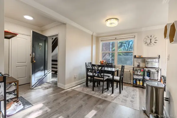 17 Edwards St #2A, Roslyn Heights, NY 11577
