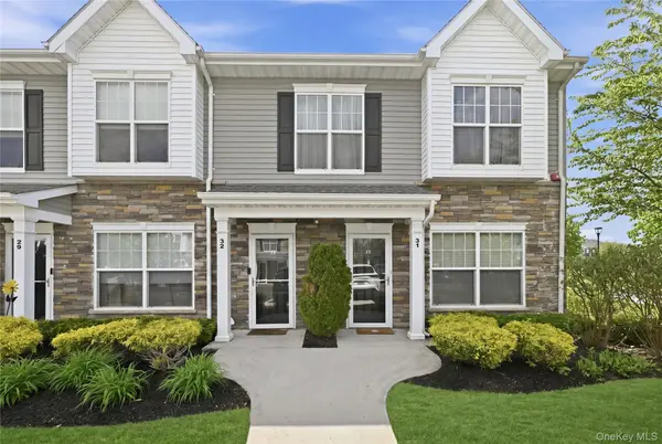 32 Weatherby LN ##32, Central Islip, NY 11722