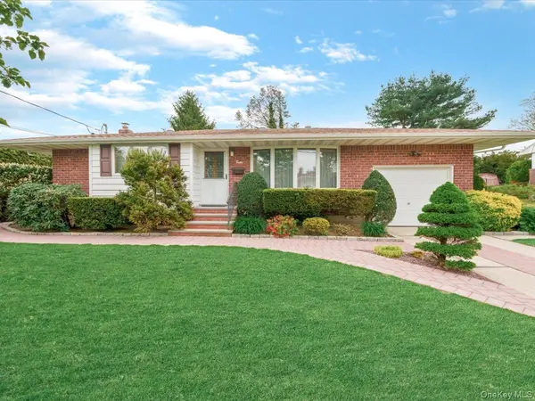12 Joyce LN, Commack, NY 11725