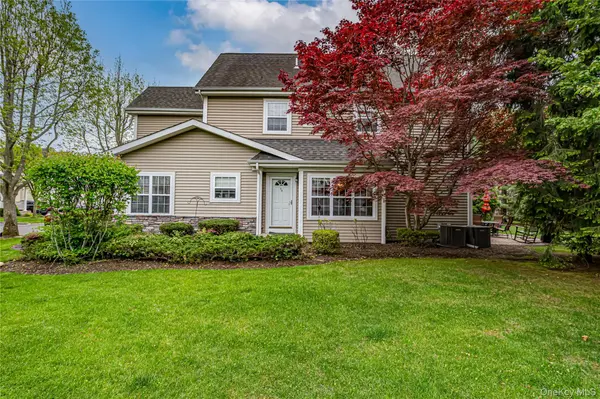 34 Paddington CIR, Smithtown, NY 11787