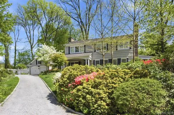 21 N Timberbrook RD, Fort Salonga, NY 11768