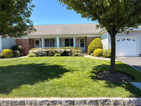 3 Primrose LN #3, North Babylon, NY 11703