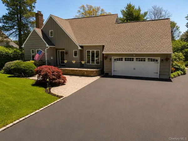 38 Shinnecock LN, East Islip, NY 11730
