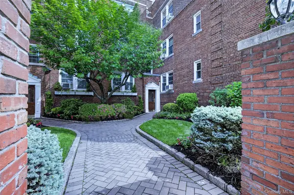 17 Gaynor AVE #1D, Manhasset, NY 11030