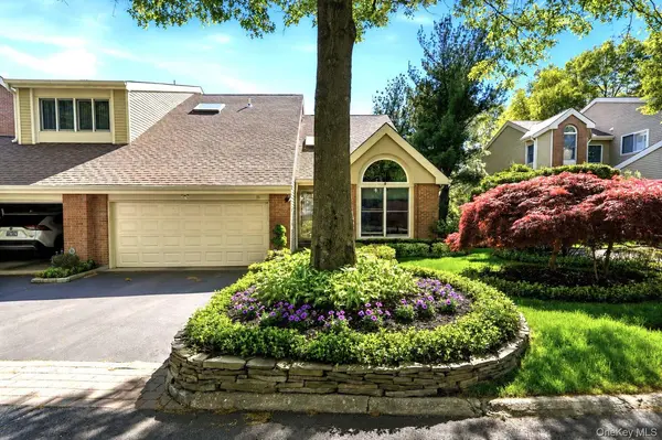 31 Willow Ridge DR, Smithtown, NY 11787