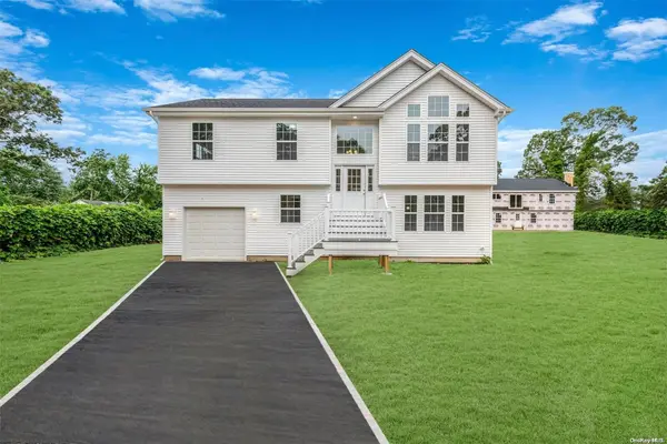 100 Daisy DR, Mastic Beach, NY 11951