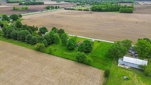 56729 Tulip RD, New Carlisle, IN 46552