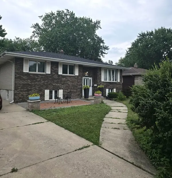 8027 Kooy Drive, Munster, IN 46321