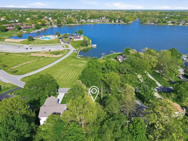 3580 W Lakeshore Drive, Crown Point, IN 46307