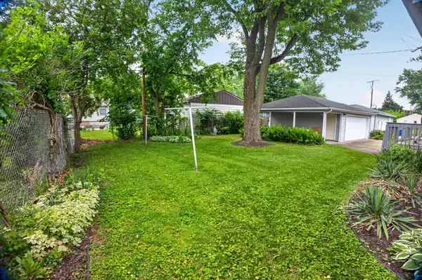 922 E Crestview Court, Crown Point, IN 46307