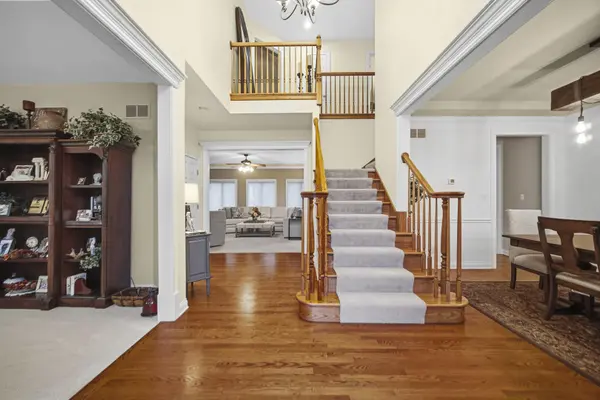 1129 Wellington TER, Schererville, IN 46375