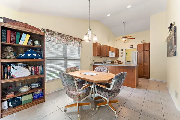 1138 Cherrywood LN, Schererville, IN 46375