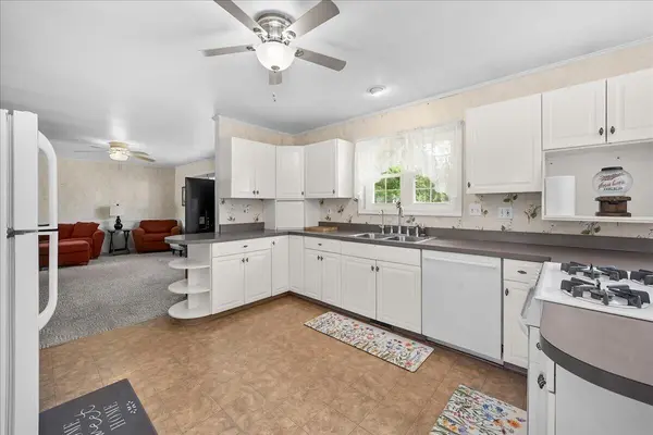 425 Rolling Meadow DR, Valparaiso, IN 46385