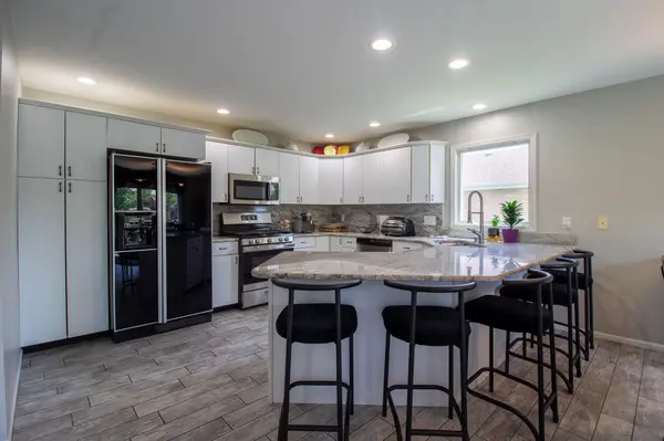 2228 Keene DR, Schererville, IN 46375